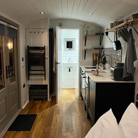 Luxury Shepherds Hut - The Sweet Pea By The Lake Γιορκ Εξωτερικό φωτογραφία