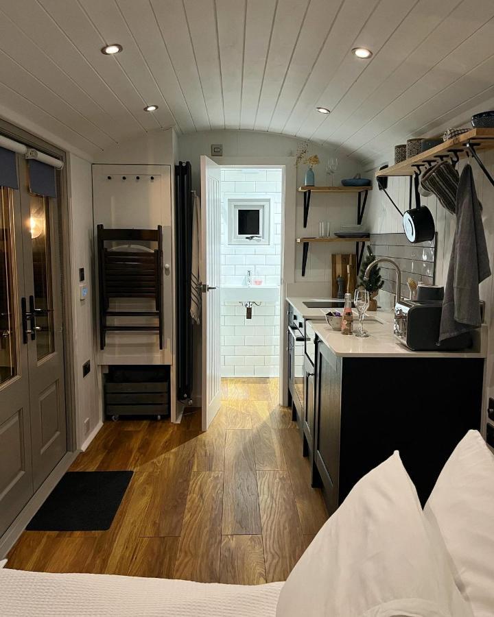 Luxury Shepherds Hut - The Sweet Pea By The Lake Γιορκ Εξωτερικό φωτογραφία