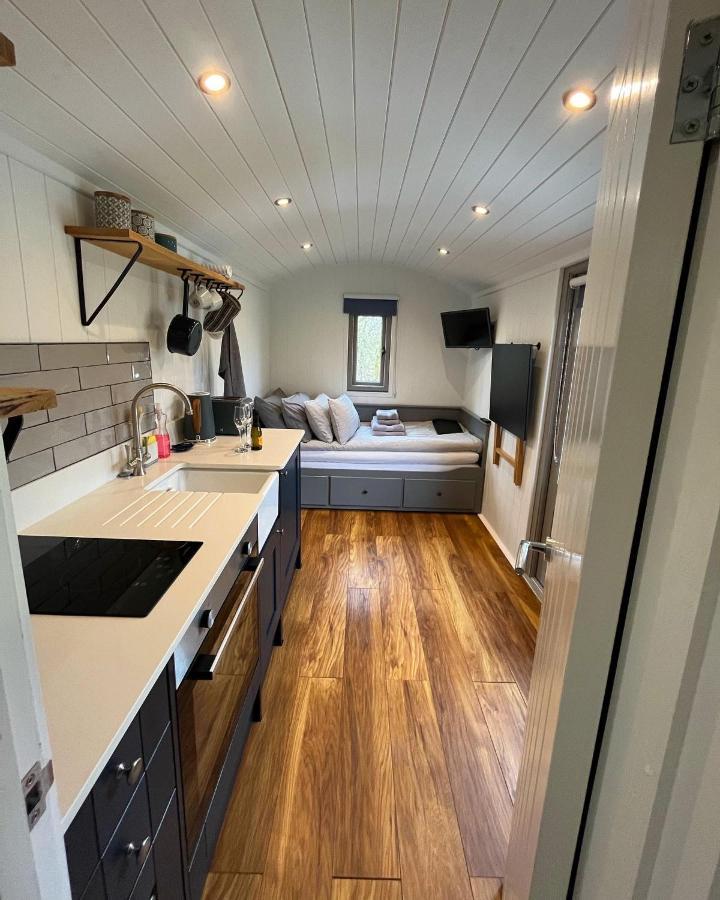 Luxury Shepherds Hut - The Sweet Pea By The Lake Γιορκ Εξωτερικό φωτογραφία