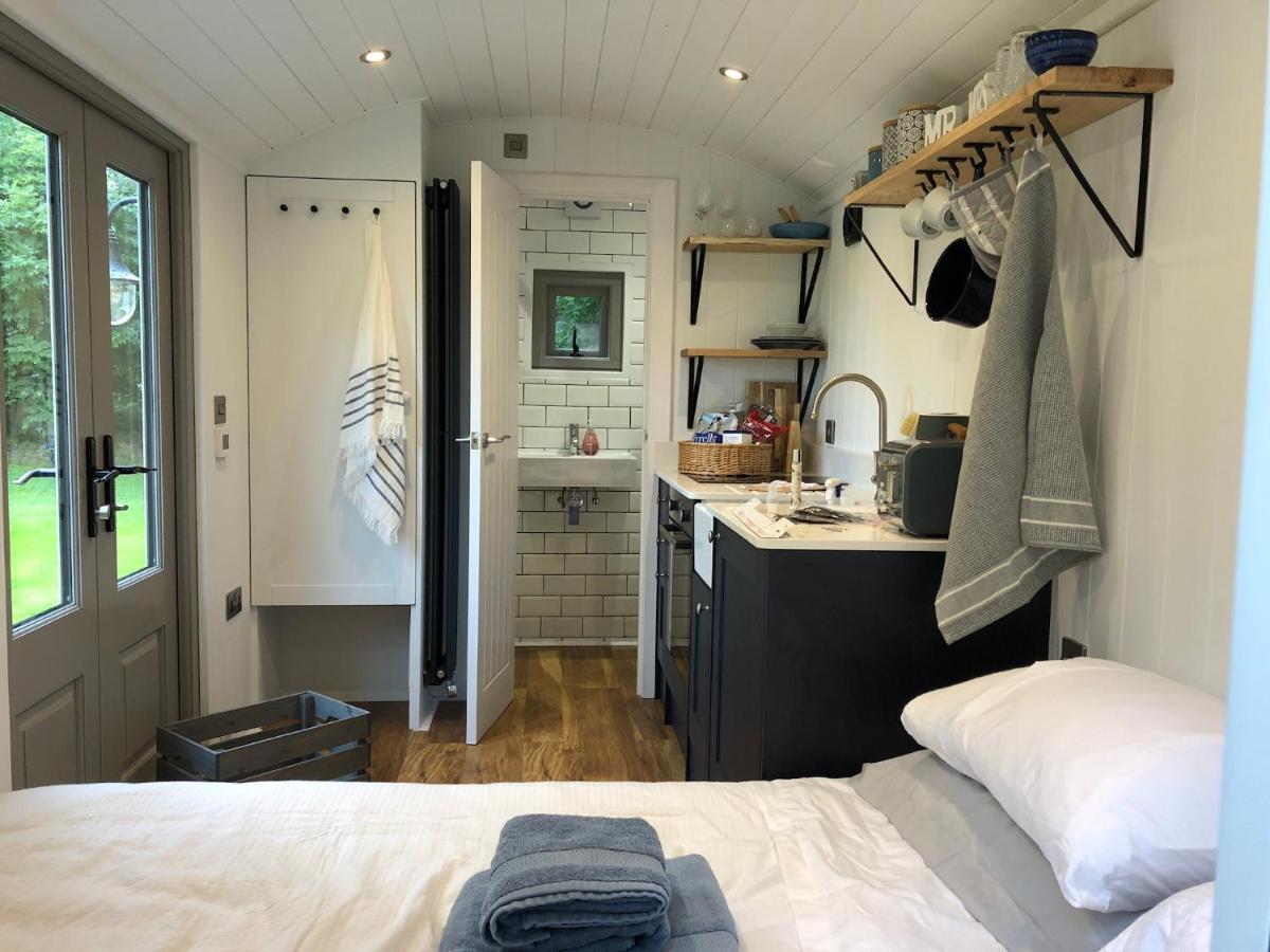 Luxury Shepherds Hut - The Sweet Pea By The Lake Γιορκ Εξωτερικό φωτογραφία