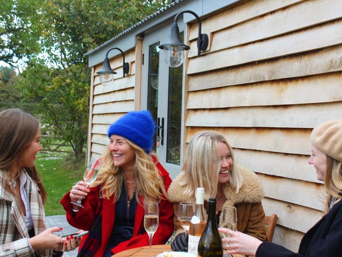 Luxury Shepherds Hut - The Sweet Pea By The Lake Γιορκ Εξωτερικό φωτογραφία