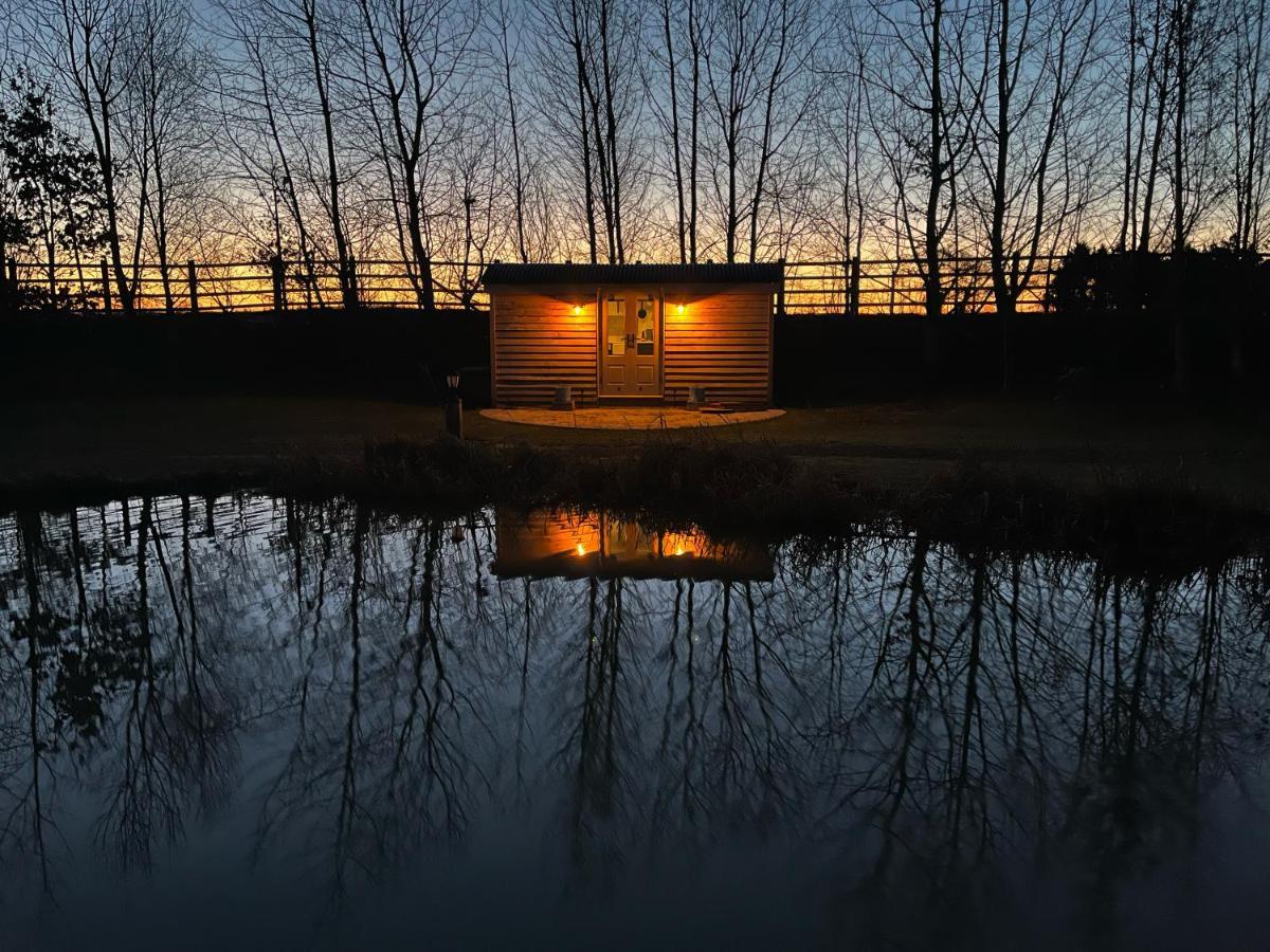 Luxury Shepherds Hut - The Sweet Pea By The Lake Γιορκ Εξωτερικό φωτογραφία