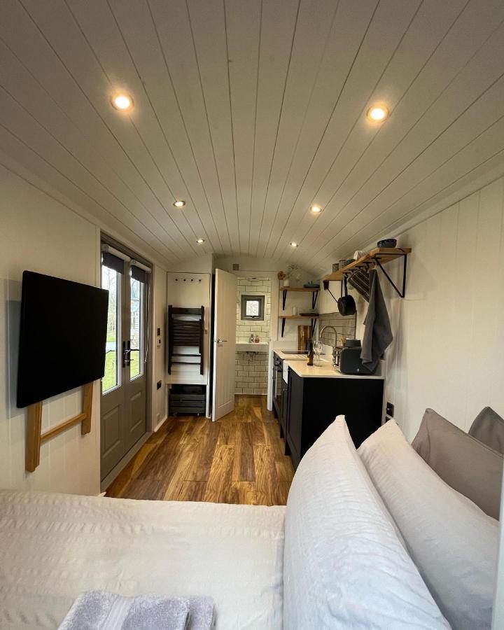 Luxury Shepherds Hut - The Sweet Pea By The Lake Γιορκ Εξωτερικό φωτογραφία