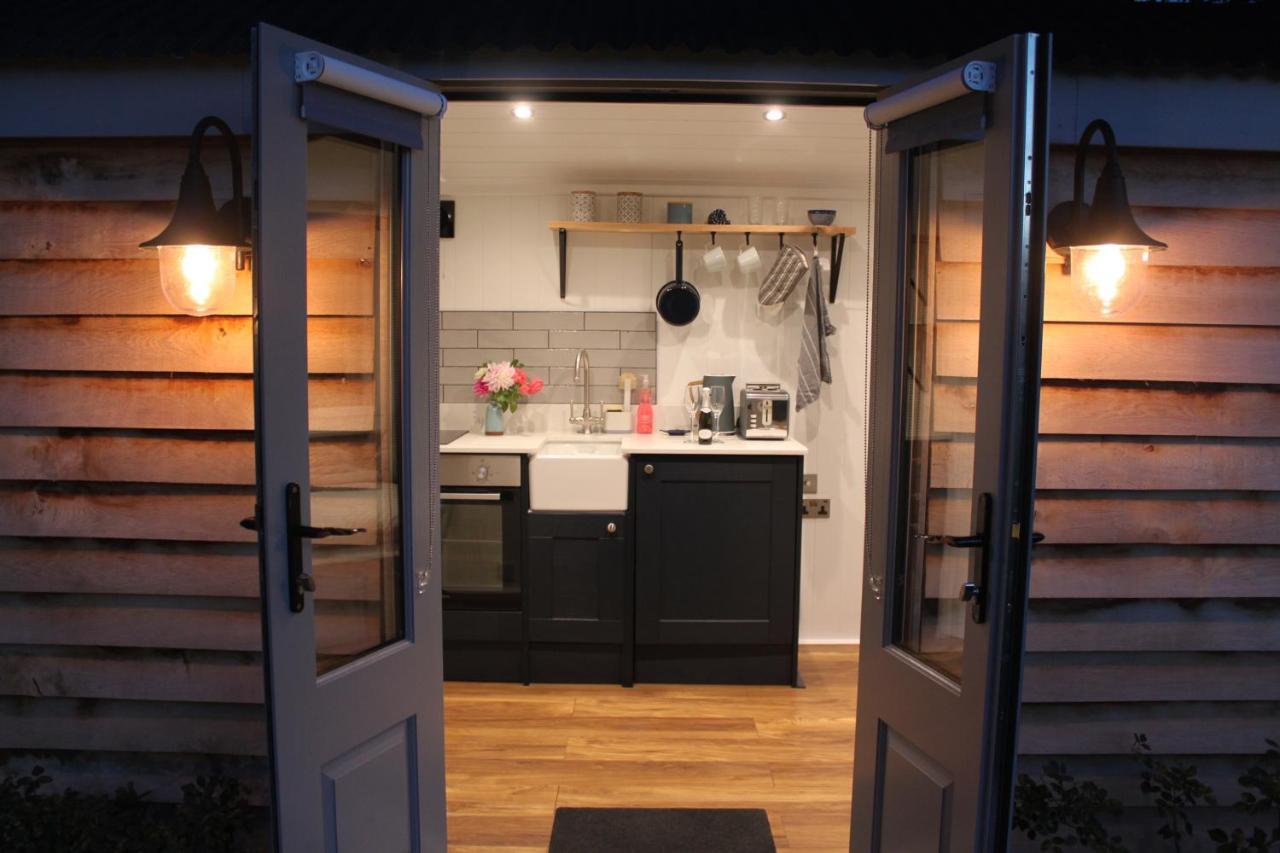 Luxury Shepherds Hut - The Sweet Pea By The Lake Γιορκ Εξωτερικό φωτογραφία