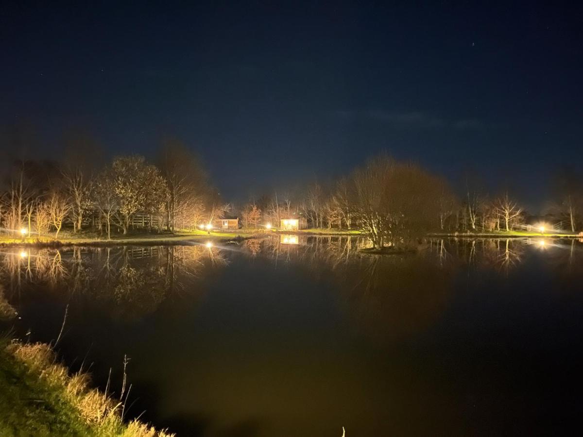 Luxury Shepherds Hut - The Sweet Pea By The Lake Γιορκ Εξωτερικό φωτογραφία