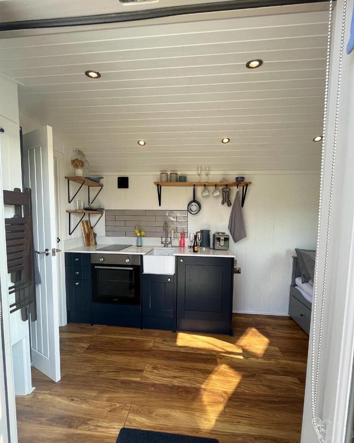 Luxury Shepherds Hut - The Sweet Pea By The Lake Γιορκ Εξωτερικό φωτογραφία