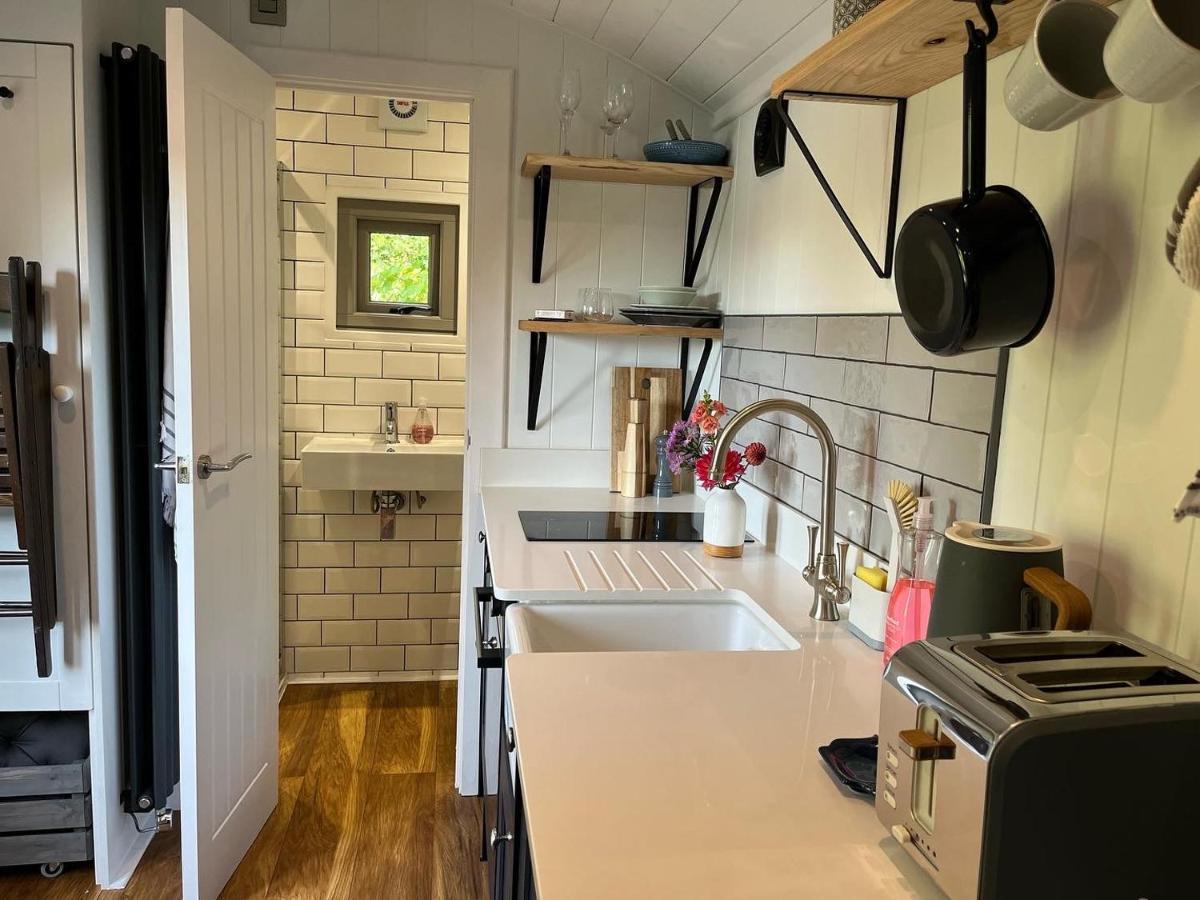 Luxury Shepherds Hut - The Sweet Pea By The Lake Γιορκ Εξωτερικό φωτογραφία